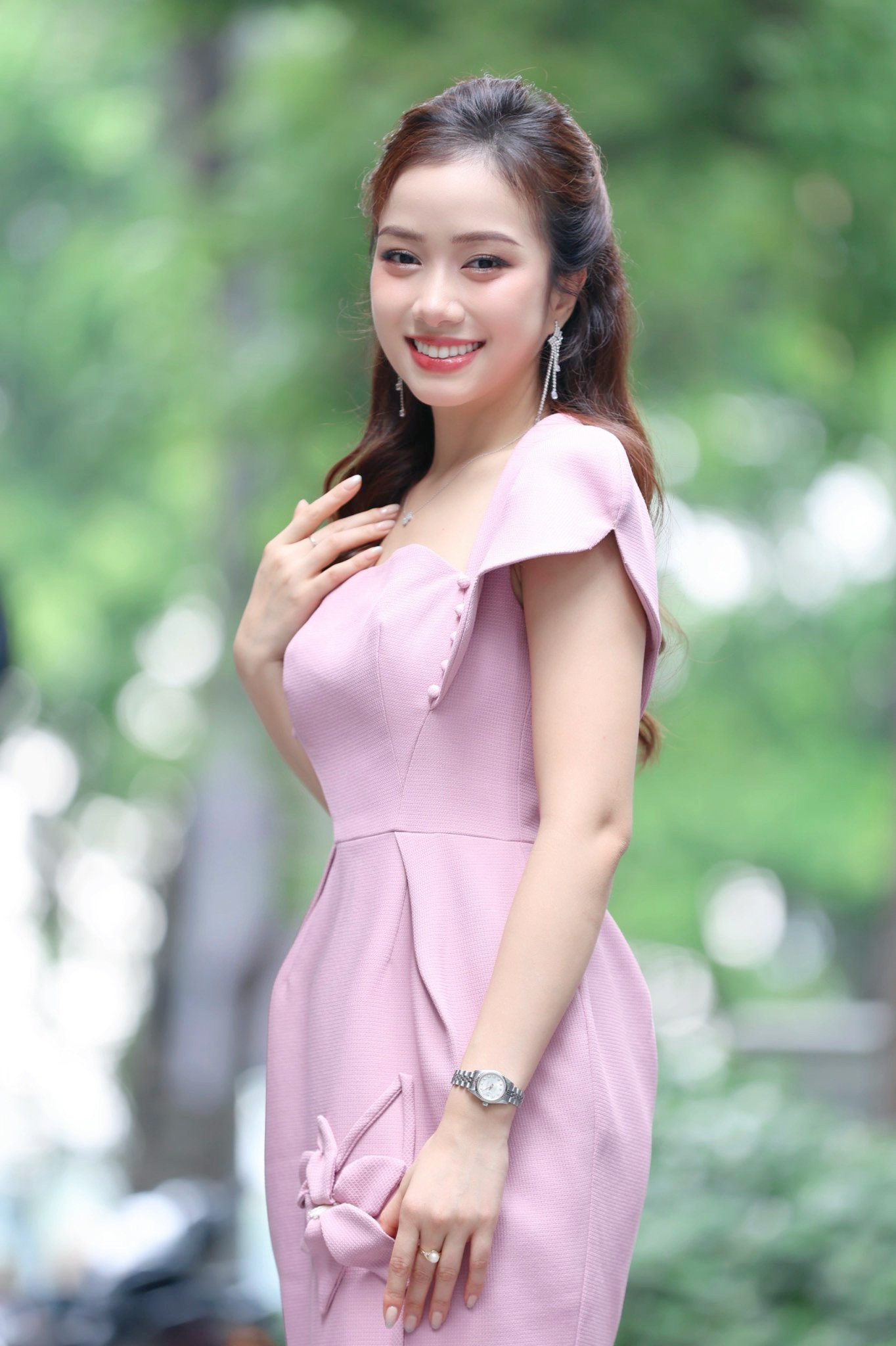 Người đẹp Nhân ái Ngọc Mai nền nã với tông màu hồng. Cô đang theo đuổi các dự án thiện nguyện, xã hội.