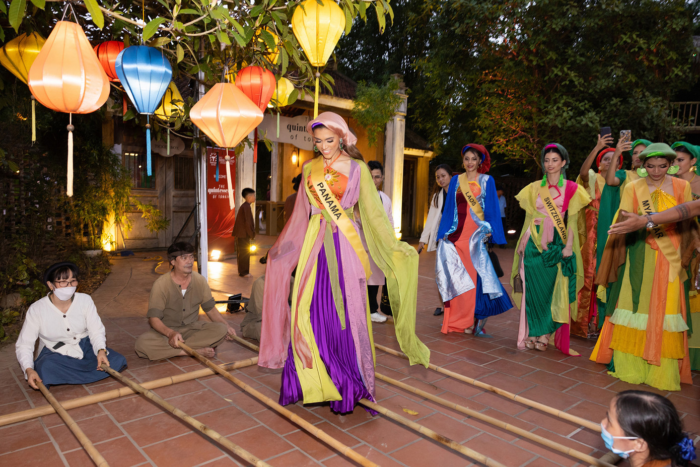 Các người đẹp hào hứng khi được ngồi xe kéo, tham gia nhảy sạp cùng người dân địa phương.