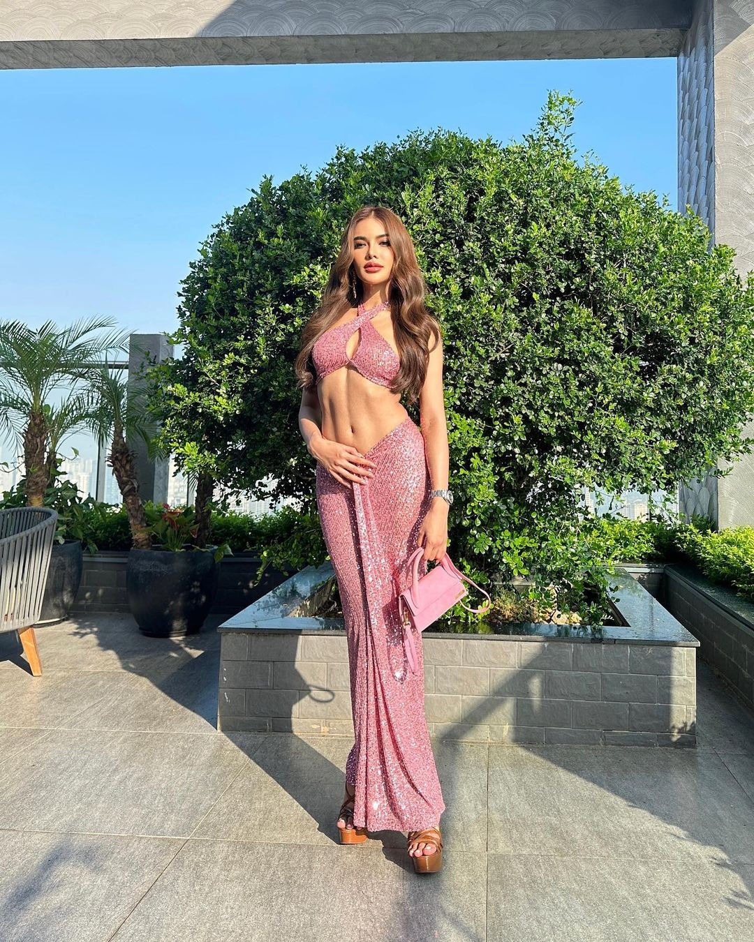 Người đẹp Thái Lan diện bộ váy sequin màu hồng cut-out táo bạo, khoe cơ bụng gợi cảm.