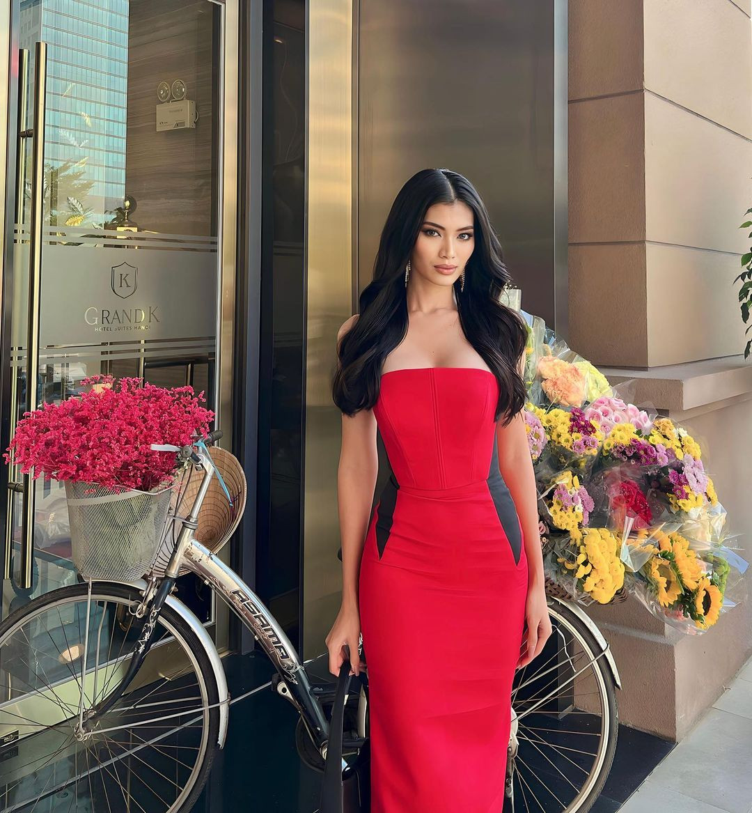 Người đẹp Myanmar - Ni Ni Lin Eain mặc váy cúp ngực. Cô là gương mặt gây chú ý ở khu vực châu Á tại cuộc thi Hoa hậu Hòa bình Quốc tế 2023.