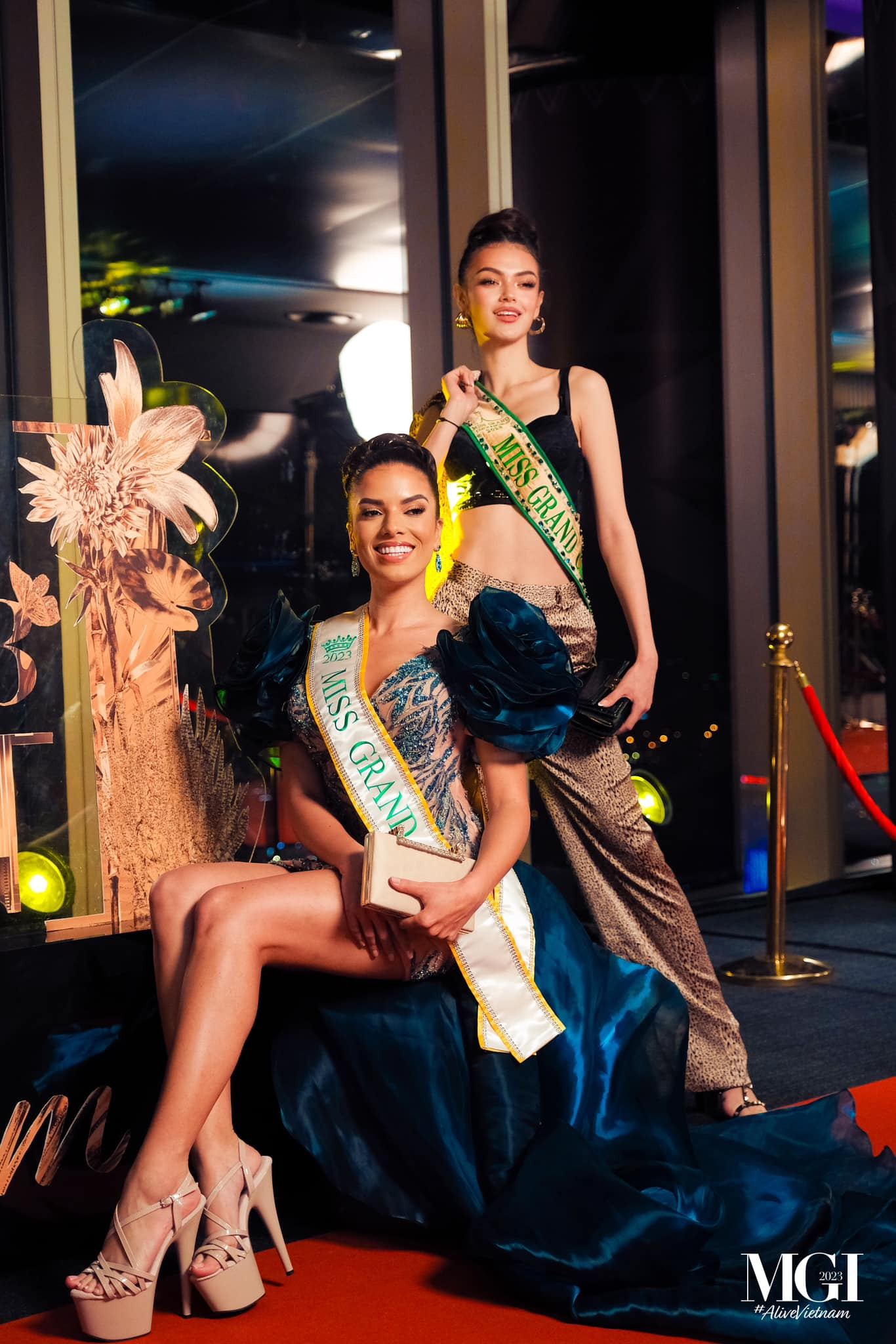 Trong buổi tiệc, các thí sinh được chia thành nhiều nhóm và có màn catwalk trên thảm đỏ.