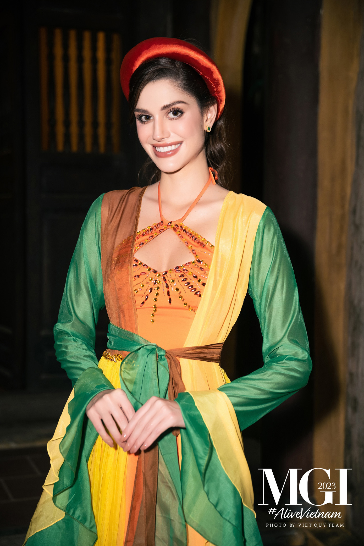 Đương kim Miss Grand International 2022 Isabella Menin dịu dàng với áo tứ thân.