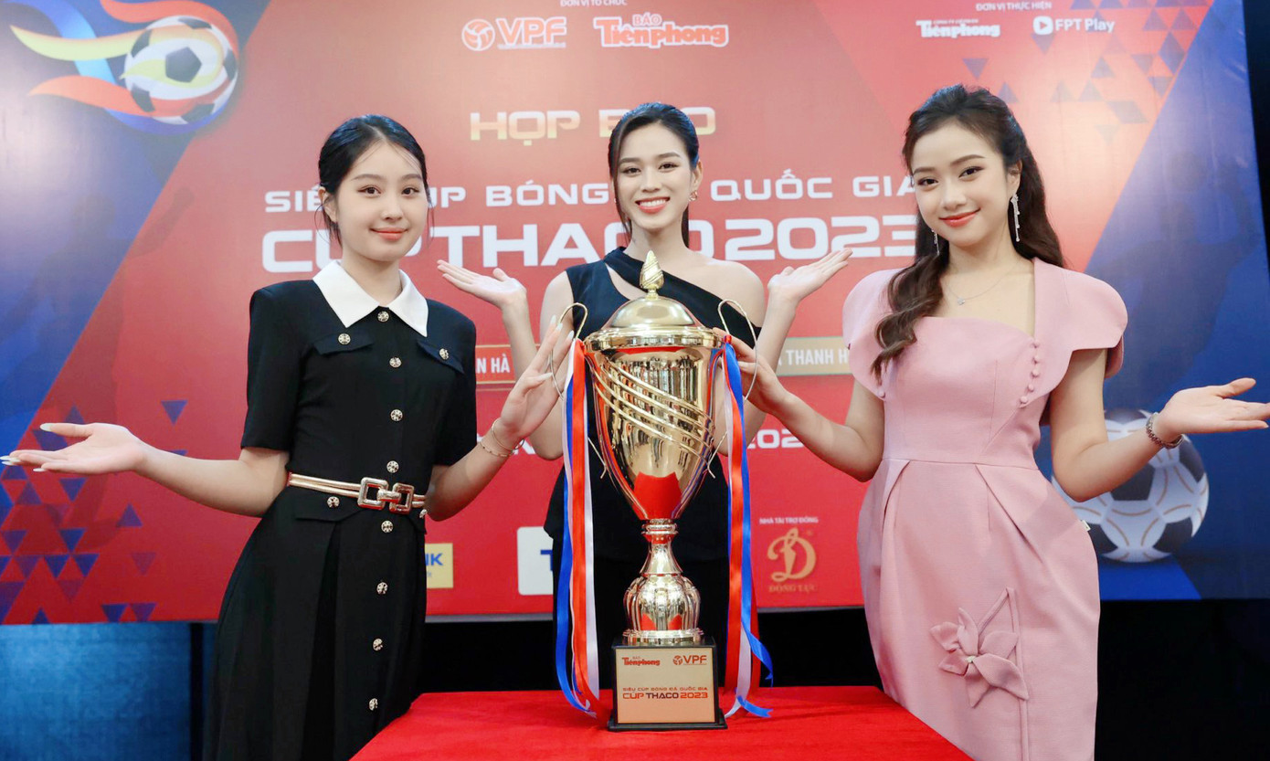 Chiều 3/10, Hoa hậu Đỗ Thị Hà, Người đẹp Nhân ái Ngọc Mai, người đẹp Phạm Giáng My tham dự họp báo Siêu cúp Bóng đá Quốc gia – Cúp THACO năm 2023 diễn ra tại báo Tiền Phong, Hà Nội. Các người đẹp hào hứng khi chụp cùng chiếc cúp của giải năm nay.