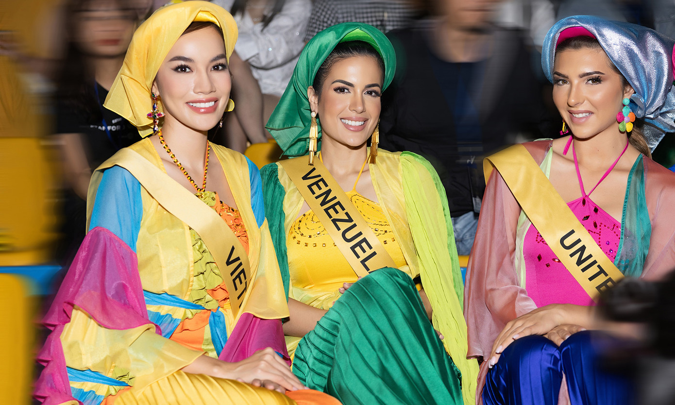 Các người đẹp quốc tế khoe sắc với áo tứ thân.