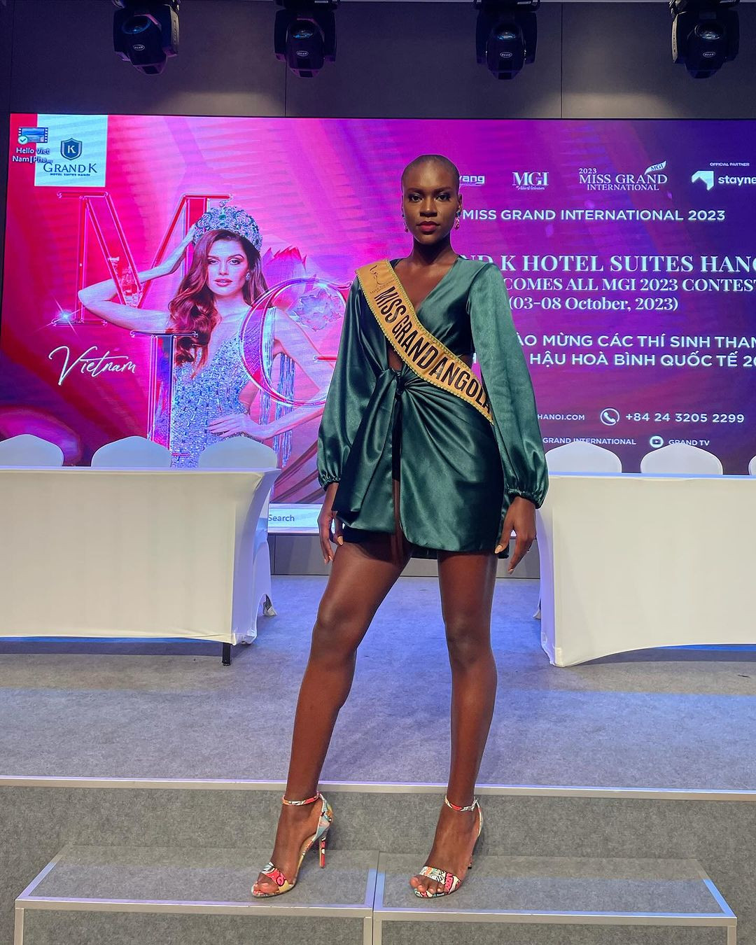 Người đẹp Angola - Eugénia Das Neves mặc váy lụa xanh khoe chân dài.