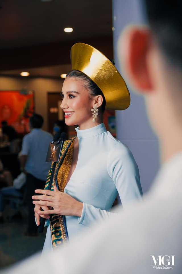 Diện mạo cầu kỳ, chỉn chu của Nikki De Moura nhận được sự khen ngợi. Cô cũng được cho rằng tinh tế khi là người đẹp duy nhất chọn xuất hiện với tà áo dài để chiếm cảm tình của fan Việt. Nikki De Moura năm nay tròn 19 tuổi, lai Philippines - Brazil, là người mẫu. Cô được đánh giá là ứng viên sáng giá nhất khu vực châu Á.