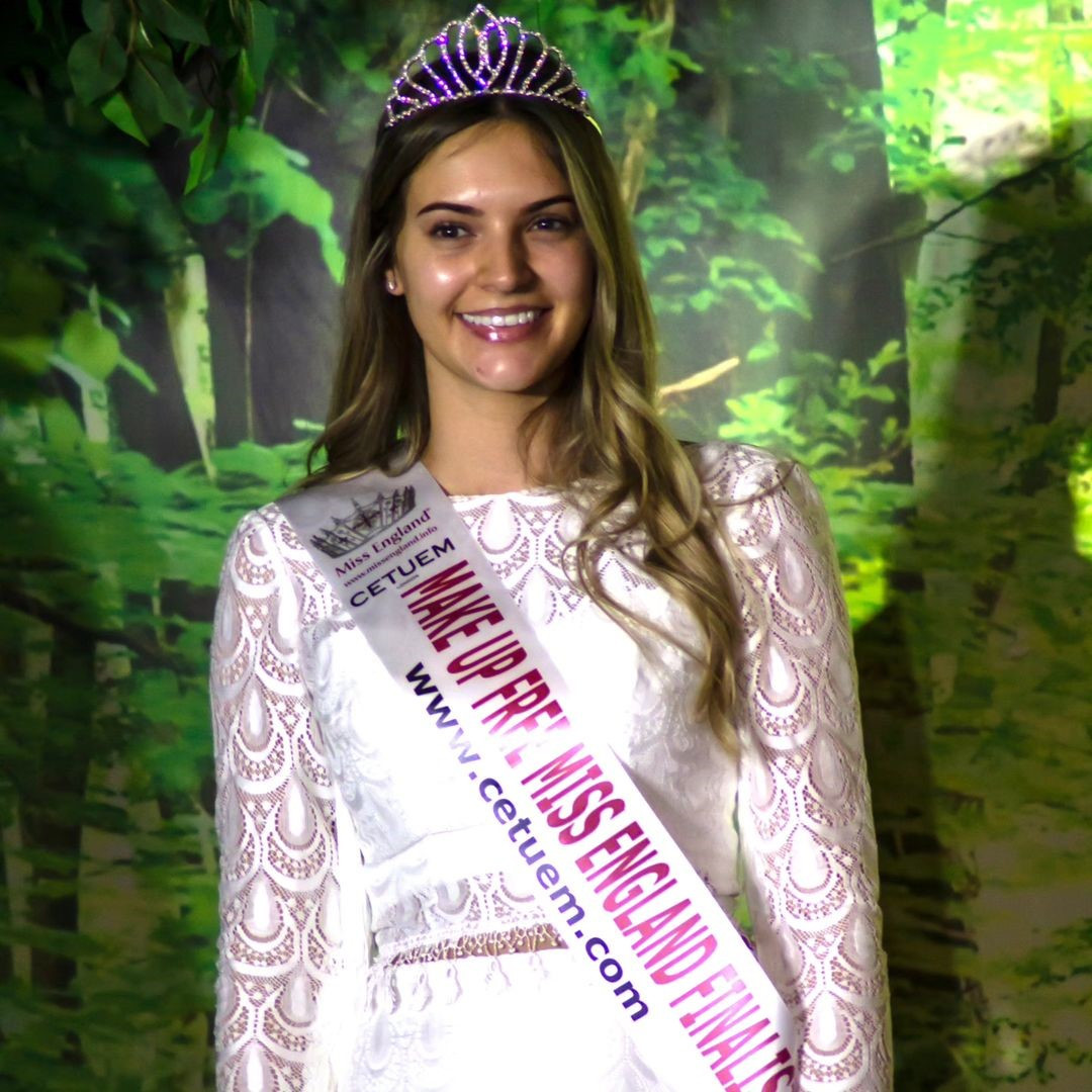 Natasha Beresford đăng quang Hoa hậu Mặt mộc Anh.