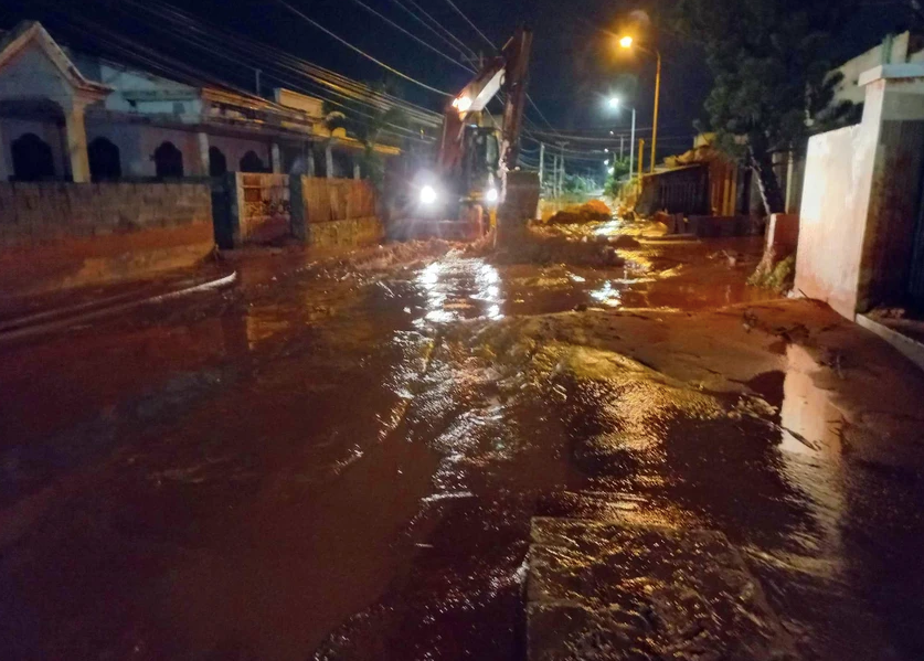 Các phương tiện cơ giới được huy động đến hiện trường bị lũ cát đỏ vùi lấp để giải phóng lượng cát khổng lồ. Ảnh: AK