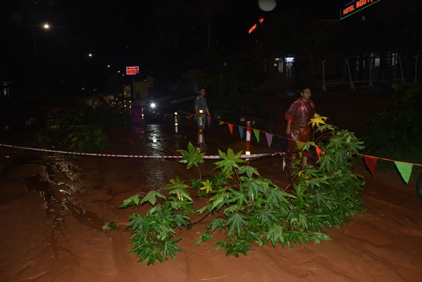 Phong tỏa đoạn mố cầu bị sập do lũ cát đỏ. Ảnh: AK