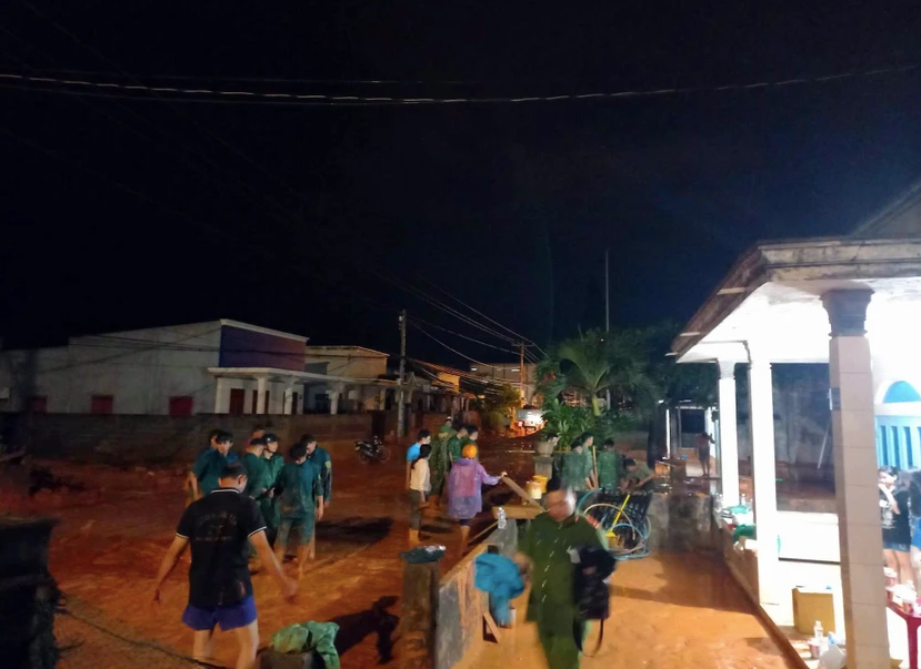 Lực lượng chức năng trắng đêm hỗ trợ người dân khắc phục ảnh hưởng của lũ cát đỏ. Ảnh: AK