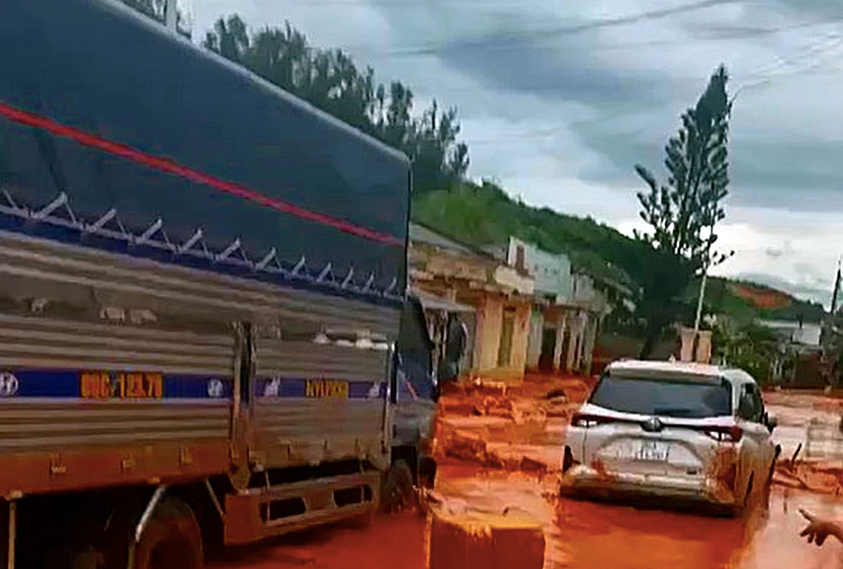 Từ chiều 1-10, lũ cát đỏ ập xuống đã khiến nhiều ôtô bị kẹt cứng trong cát không thể di chuyển. Ảnh: Cắt từ clip