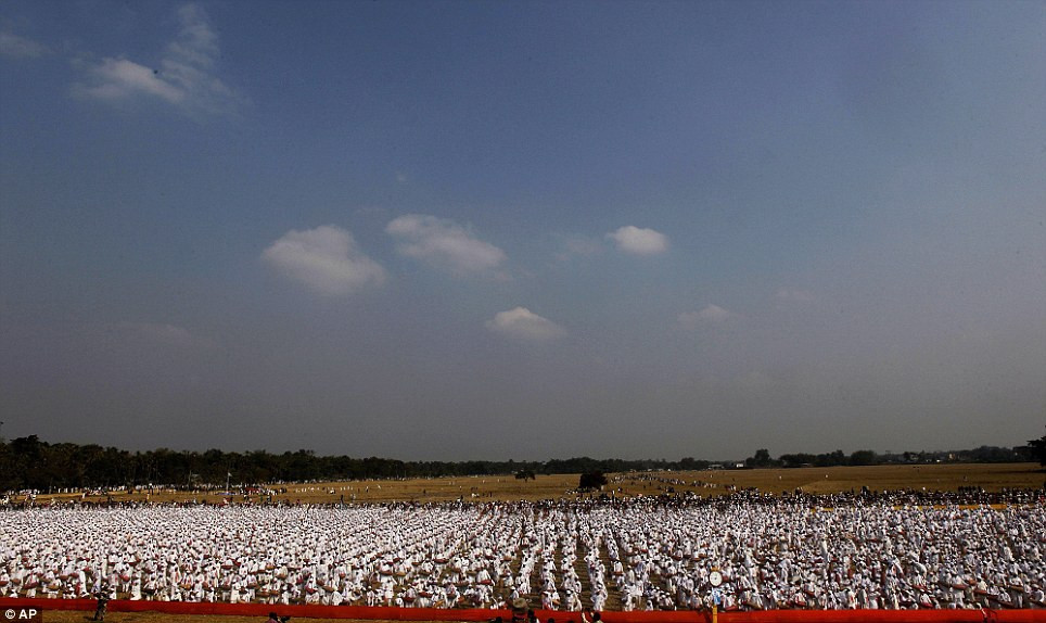 Quang cảnh gần 15.000 người Ấn Độ tập hợp chơi trống 