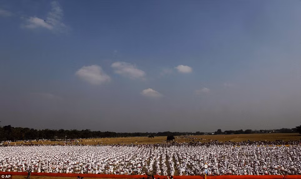 Quang cảnh gần 15.000 người Ấn Độ tập hợp chơi trống 