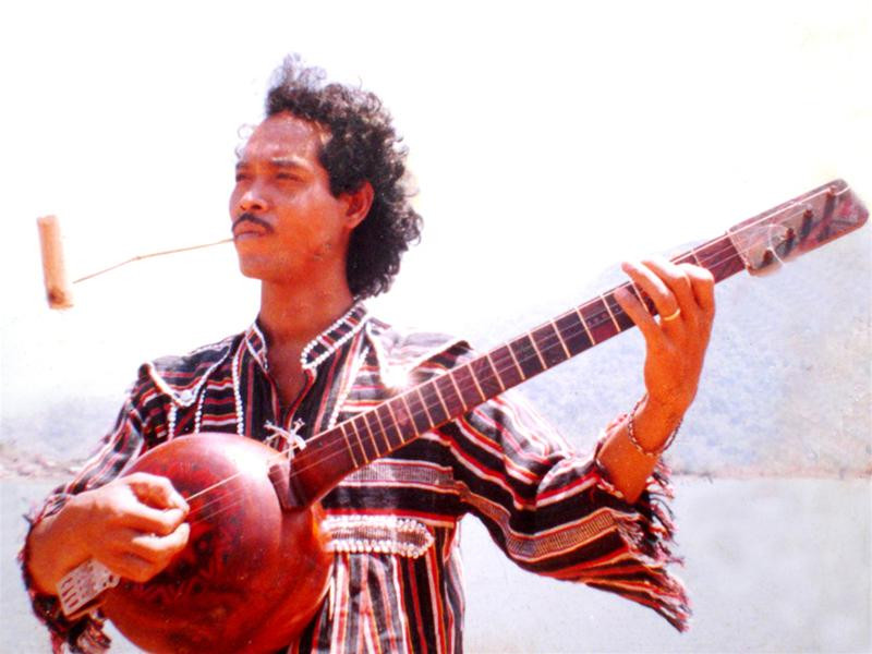 Y Moan với cây đàn Brố