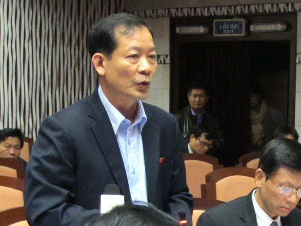 Đại biểu Trần Trọng Dực, chủ nhiệm Ủy ban Kiểm tra Thành ủy Hà Nội: Đầu mối chạy vào công chức các quận, huyện chính là trưởng phòng nội vụ của các quận huyện. Số tiền chạy vào không dưới 100 triệu đồng một suất . Ảnh: Xuân Long Đại biểu Trần Trọng Dực, chủ nhiệm Ủy ban Kiểm tra Thành ủy Hà Nội: Đầu mối chạy vào công chức các quận, huyện chính là trưởng phòng nội vụ của các quận huyện. Số tiền chạy vào không dưới 100 triệu đồng một suất