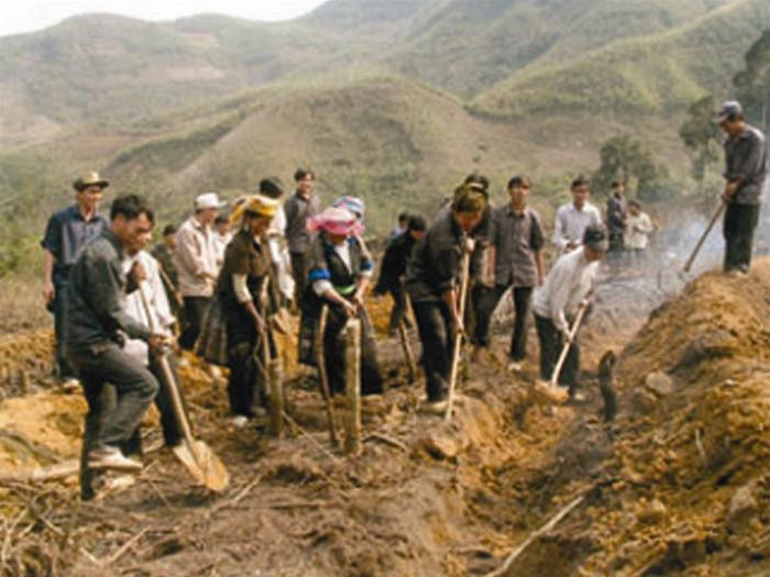 Cùng nhau đào đất đắp bờ cho những thửa ruộng bậc thang Cùng nhau đào đất đắp bờ cho những thửa ruộng bậc thang