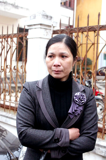 Chị Thơm, mẹ cháu Thuý đến toà từ 6h sáng, chỉ có thể đứng bên ngoài chờ tin con trong nước mắt và lo âu.