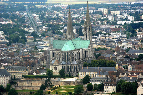 Nhà thờ Chartres, Pháp: tọa lạc ở Chartres, một thành phố gần Paris và là một biểu trưng cho kiến trúc Gothic, được bảo quản rất tốt. Phần lớn các cửa sổ ốp kính màu vẫn còn nguyên vẹn, trong khi kiến trúc của nó chỉ có chút thay đổi nhỏ kể từ đầu thế kỷ 13