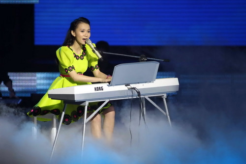 Cô bé Thùy Anh của đội Hiền Thục vừa chơi đàn vừa hát ca khúc do tự mình sáng tác.