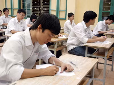 Thí sinh chuẩn bị làm bài thi môn Văn sáng nay, 2 - 6, tại Hà Nội. Ảnh: Phạm Yên.