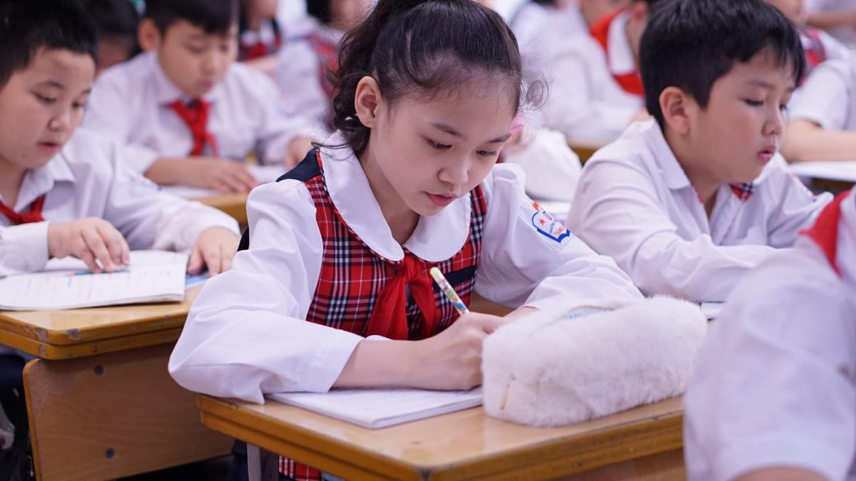 Đột nhập lớp học 'hai cao thủ' tặng hoa Chủ tịch Kim Jong-un ảnh 14