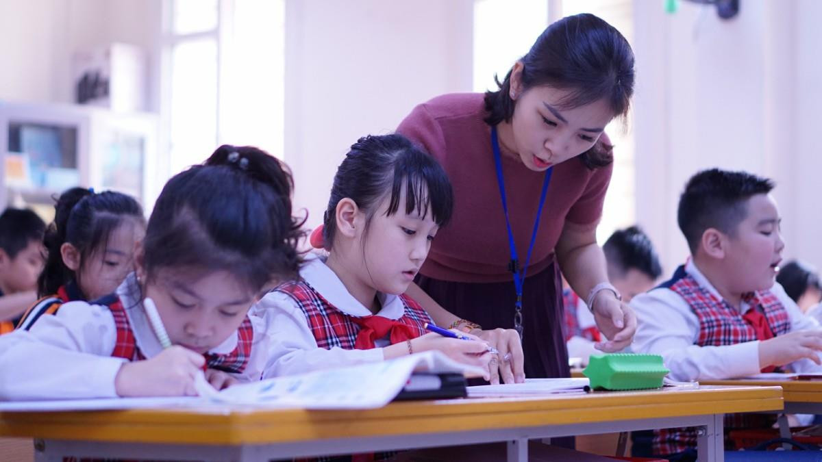 Đột nhập lớp học 'hai cao thủ' tặng hoa Chủ tịch Kim Jong-un ảnh 9