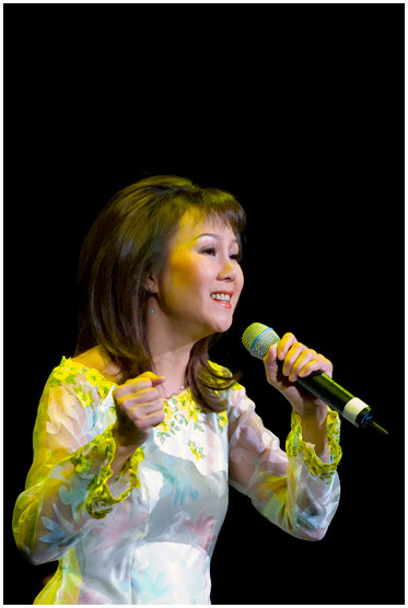 Tuấn Ngọc tái ngộ chị vợ là danh ca Thái Hiền ở Hà Nội ảnh 1