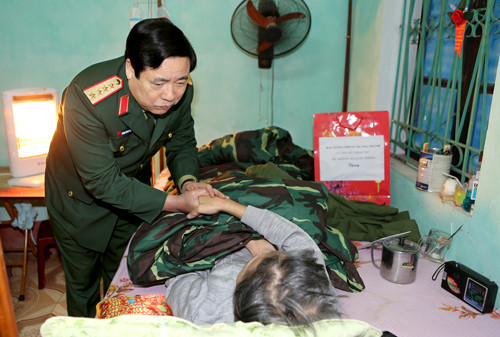 Đồng thời xuống tận giường bệnh hỏi thăm sức khỏe, tặng quà thương binh ¼ Phan Văn Cẩm đang điều trị bệnh hiểm nghèo tại Trung tâm điều dưỡng thương binh Duy Tiên