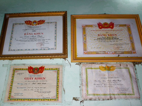  Bằng khen và giấy khen của Đoàn Minh Phước treo đầy nhà