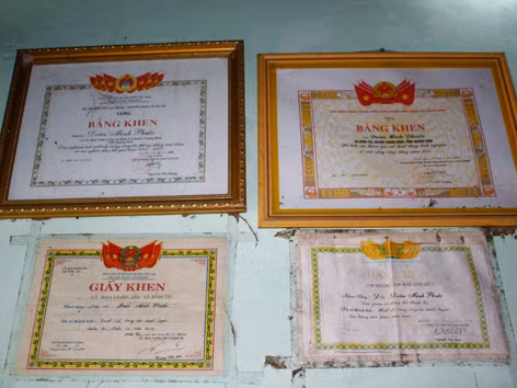  Bằng khen và giấy khen của Đoàn Minh Phước treo đầy nhà