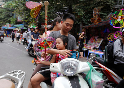 Một em nhỏ được Bố mẹ mua cho đèn ông sao. Một em nhỏ được Bố mẹ mua cho đèn ông sao,đèn gù