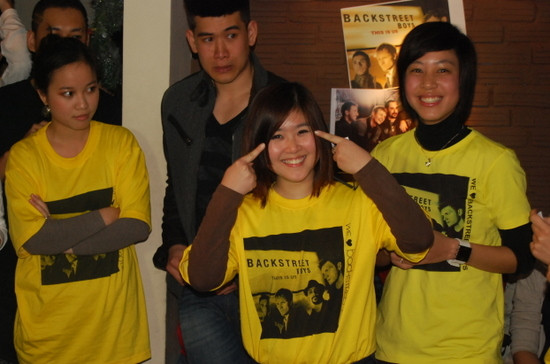 Xen giữa những bài hát là các trò chơi thú vị. Trong ảnh là phần thi đọc tên bài hát qua hành động