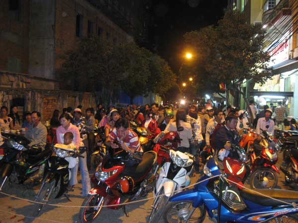 Dù bị chặn đường không vào được địa điểm bắn pháo hoa nhiều người vẫn kiên trì chờ