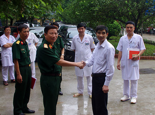 Phó giáo sư Hoàng Mạnh An, Giám đốc Bệnh viện 103 (hàng đầu tiên, bên trái) và anh Phạm Thái Huyên. Ảnh:Bệnh viện cung cấp. ghepdatang2-2877-1423045581.jpg