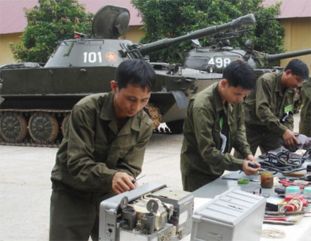 Sửa chữa phần thông tin trên xe tăng - thiết giáp