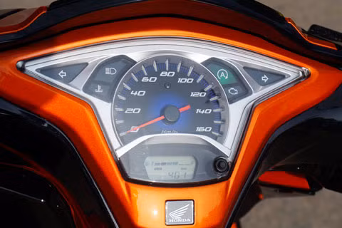 Mặt đồng hồ dễ quan sát, với đồng hồ công-tơ-mét và đo xăng điện tử