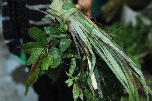 Lá xông được bày bán ở chợ Gò Vấp, TP HCM. Ảnh:An Nguyên. laxong3-9630-1436835333.jpg