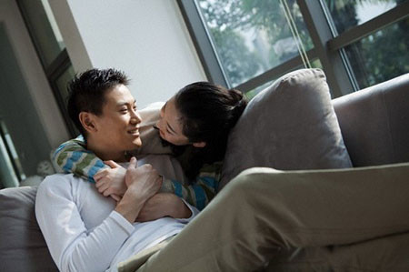 Chồng "cao thủ" ngoại tình ngay trước mũi vợ ảnh 1