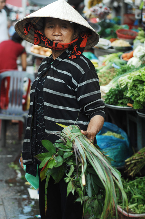 TP HCM đang vào mùa mưa, dễ gây các bệnh về hô hấp, cảm lạnh. Người dâncó thể dễ dàngmua lá xông ở các chợ. Ảnh:An Nguyên. laxong4-8231-1436835333.jpg