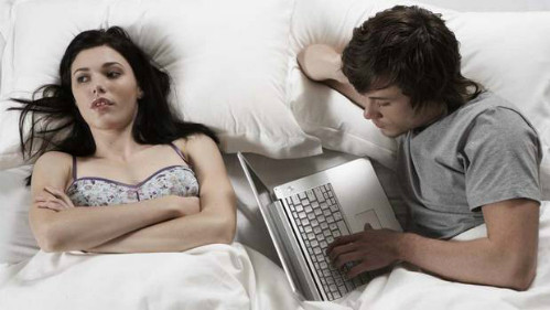 Ảnh minh họa:Theglobeandmail. couple-bored-bed-4709-1436513253.jpg