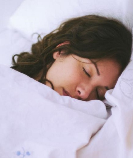 Ngủ đủ giấc để hạn chế nguy cơ lão hóa da và não bộ. Ảnh: realsimple.com