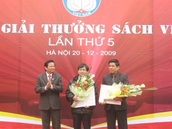 Tác giả Nguyễn Nhật Ánh và Phạm Nguyễn Minh nhận giải Vàng