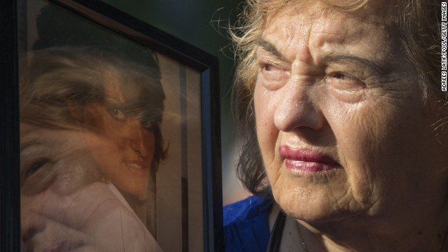 Người phụ nữ này đang nhìn vào bức ảnh người thân đã thiệt mạng trong vụ tấn công khủng bố 11/9