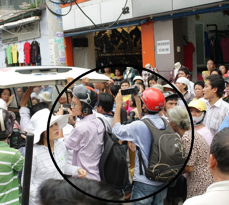 Giới truyền thông đang tác nghiệp tại hiện trường - ảnh T.H.V. Giới truyền thông đang tác nghiệp tại hiện trường - ảnh T.H.V