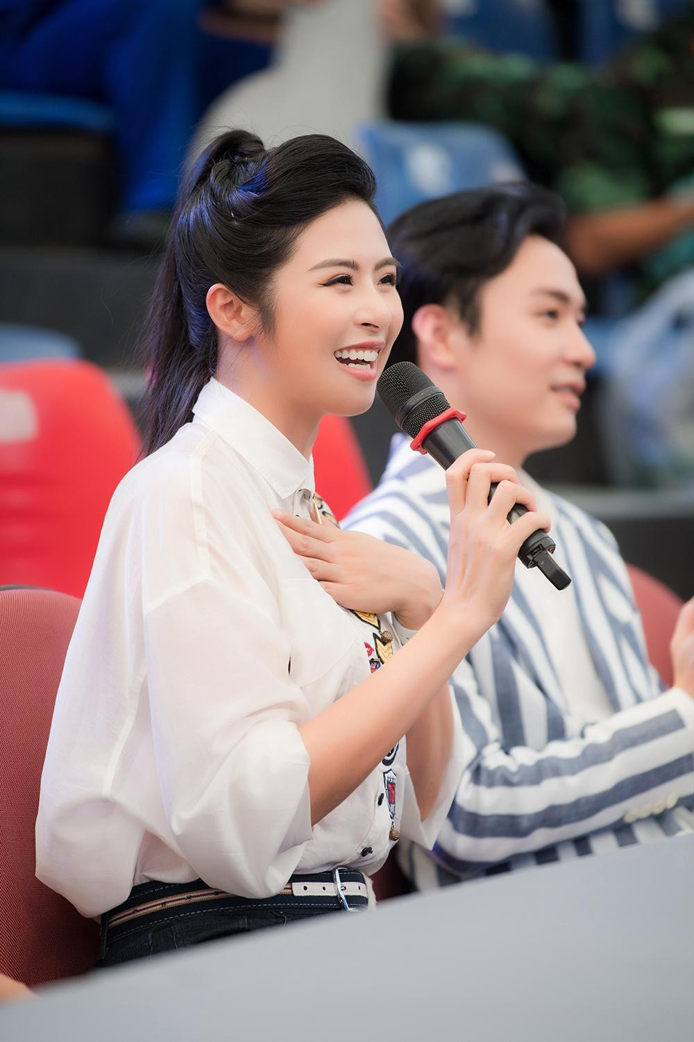 Thông qua việc trực tiếp trải nghiệm chương trình, Ngọc Hân cảm nhận được sự vất vả của các chiến sĩ khi thường xuyên tập luyện trong dù bất kể trời nắng hay mưa. Thông qua việc trực tiếp trải nghiệm chương trình, Ngọc Hân cảm nhận được sự vất vả của các chiến sĩ khi thường xuyên tập luyện trong dù bất kể trời nắng hay mưa.