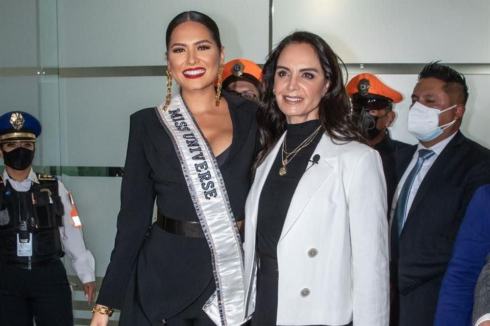 Mới đây, Hoa hậu Hoàn vũ 2020 Andrea Meza đã có chuyến về thăm quê nhà Mexico lần đầu tiên sau khi đăng quang Miss Universe hồi tháng 5 tại Mỹ. Trước đó, cô đã tiêm vắc-xin để có thể thực hiện các nghĩa vụ trong nhiệm kỳ ngắn ngủi của mình.