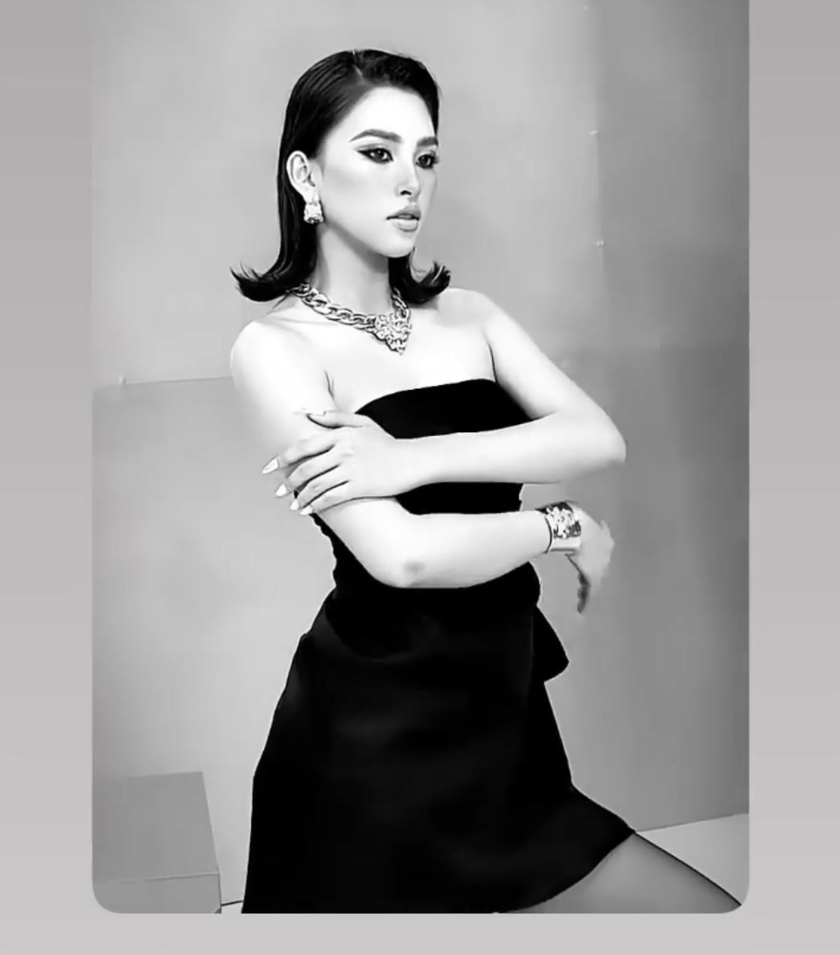 Hoa hậu Tiểu Vy cá tính và gợi cảm khi chụp hình thời trang.