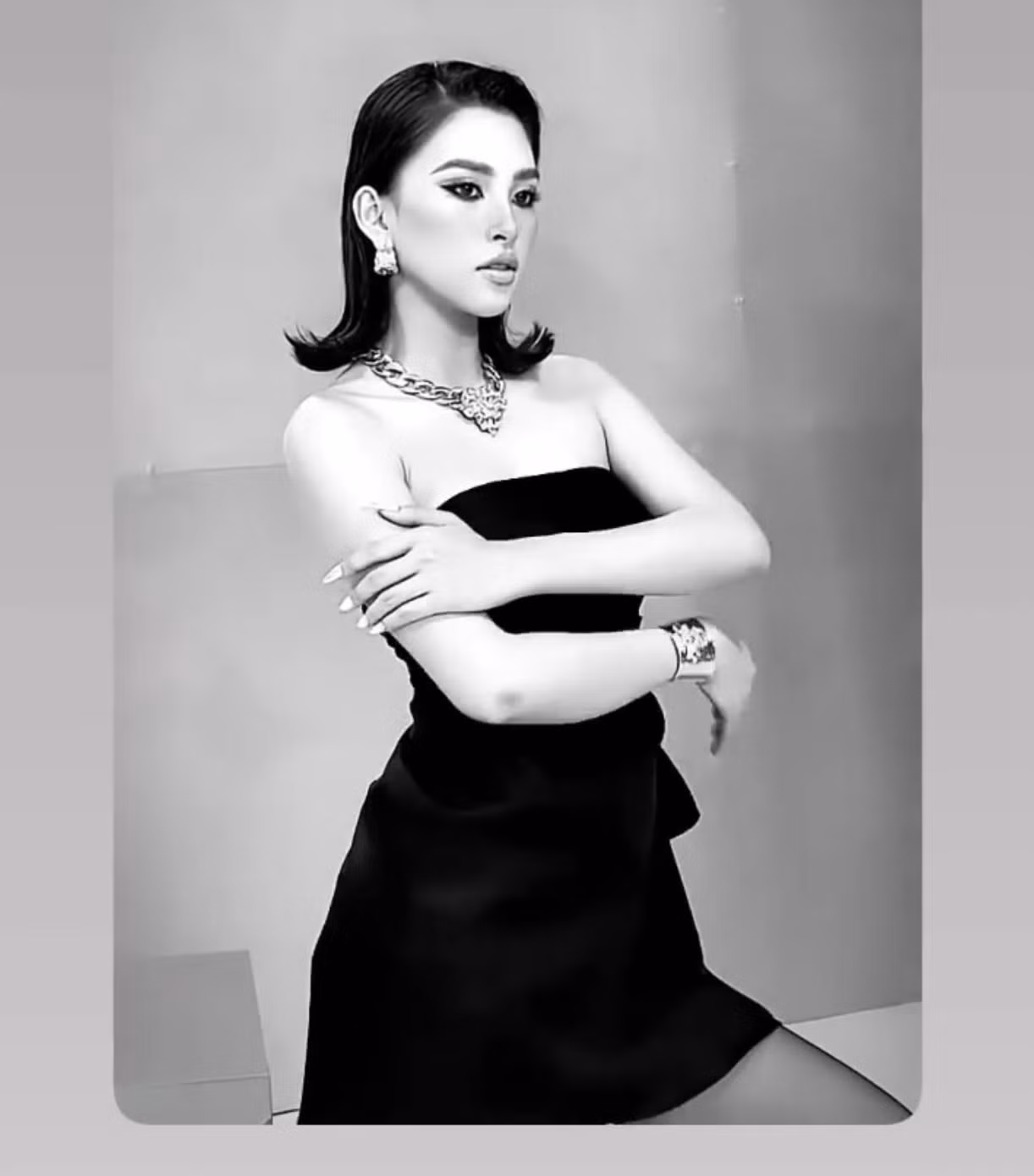 Hoa hậu Tiểu Vy cá tính và gợi cảm khi chụp hình thời trang.