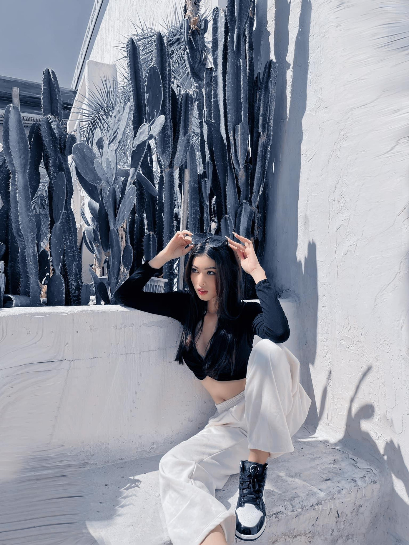 Á hậu Ngọc Thảo cá tính và nóng bỏng với bộ trang phục street style tông màu đen-trắng. Chiếc áo crop-top giúp Á hậu Việt Nam 2020 khoe được vòng eo 'con kiến' quyến rũ.