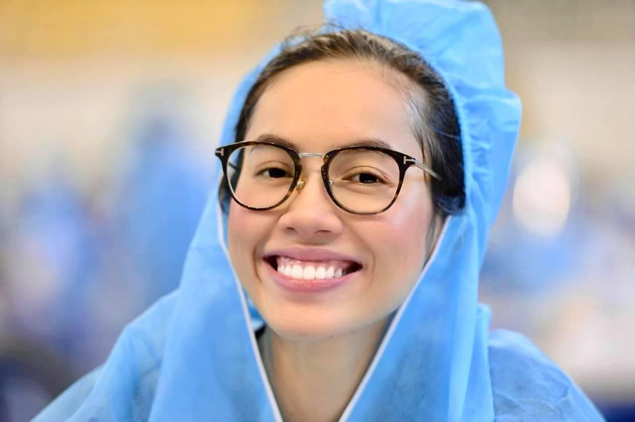 Á hậu Hoàng My tiếp tục công việc tình nguyện viên hỗ trợ đội ngũ y bác sĩ tuyến đầu chống dịch. Á hậu Hoàng My tiếp tục công việc tình nguyện viên hỗ trợ đội ngũ y bác sĩ tuyến đầu chống dịch.